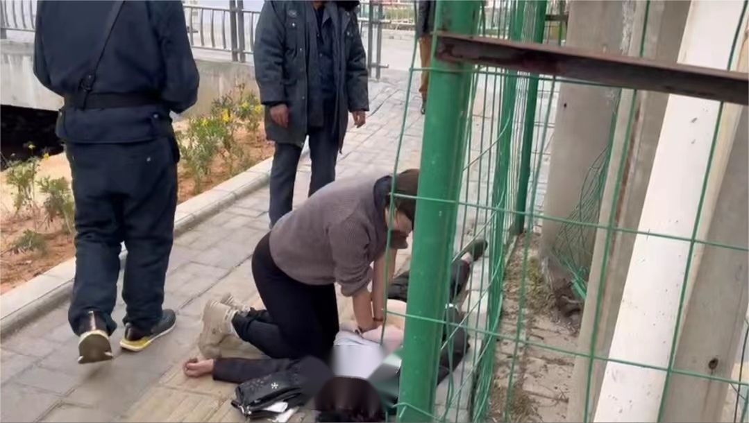 跪地救人的護士和點贊的網(wǎng)友，都在給臨滄加溫